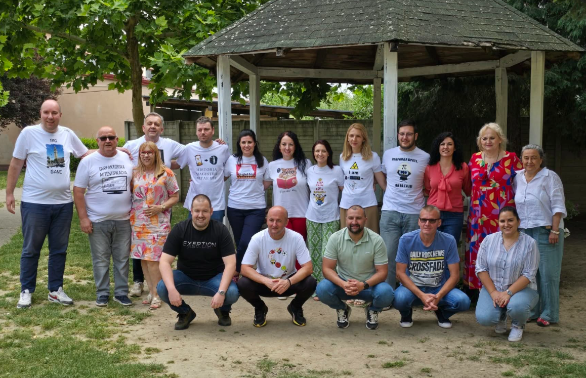 Nastavni kadar u školskom dvorištu